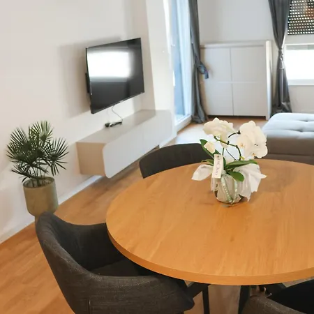 Modern Escape With Garage Lejlighed Split