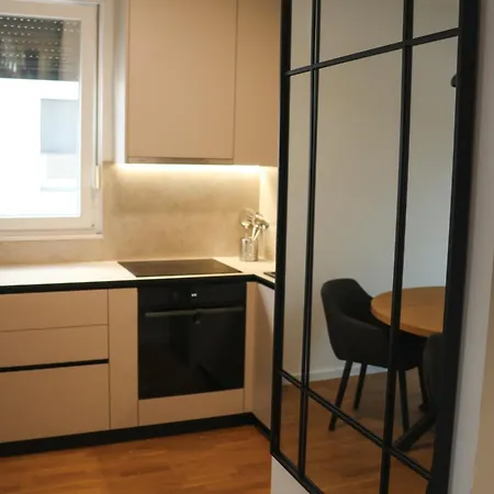 Modern Escape With Garage Appartamento