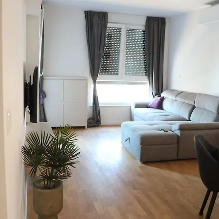 Modern Escape With Garage Split